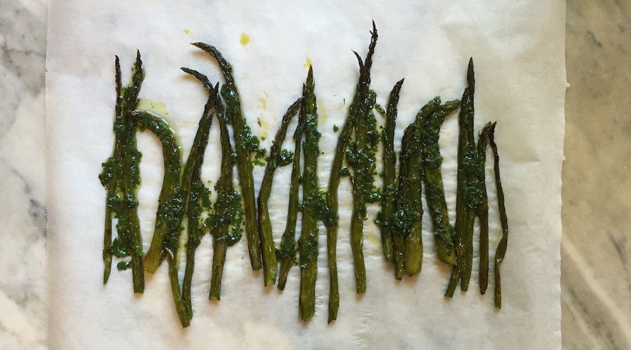 Espárragos al aceite de albahaca